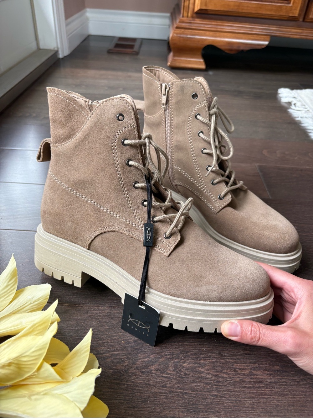 NWT Danier Trudy Suede Lace Up Boots - Picture 3 of 16